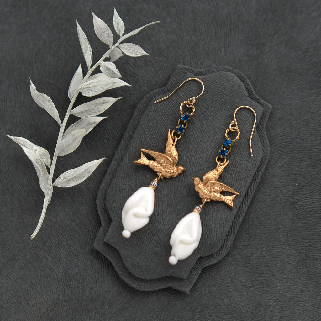 ホワイトビーズを運ぶ鳩のピアス／イヤリング – leap Jewellery