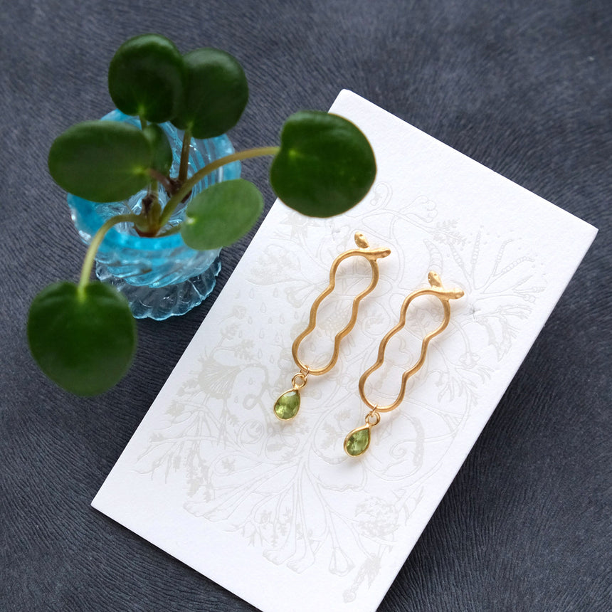 ヘビ雲とペリドットのピアス/イヤリング