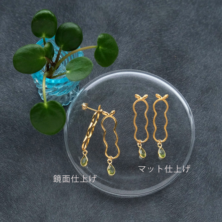 ヘビ雲とペリドットのピアス/イヤリング