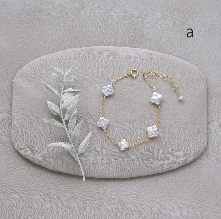 お花のパールとチェーンのブレスレット