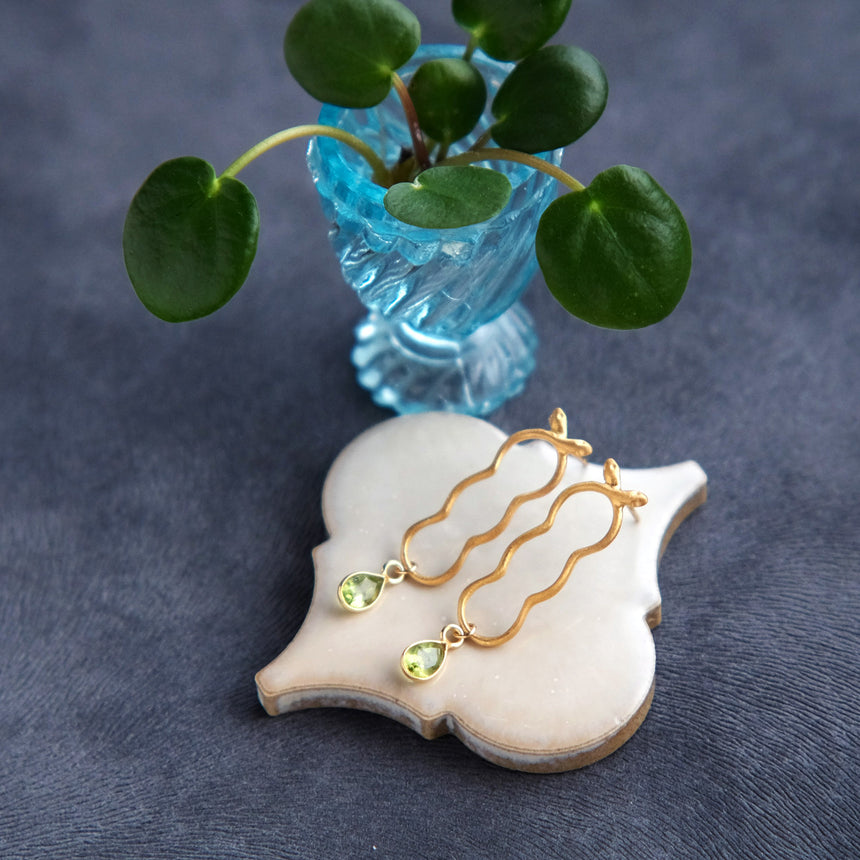 ヘビ雲とペリドットのピアス/イヤリング