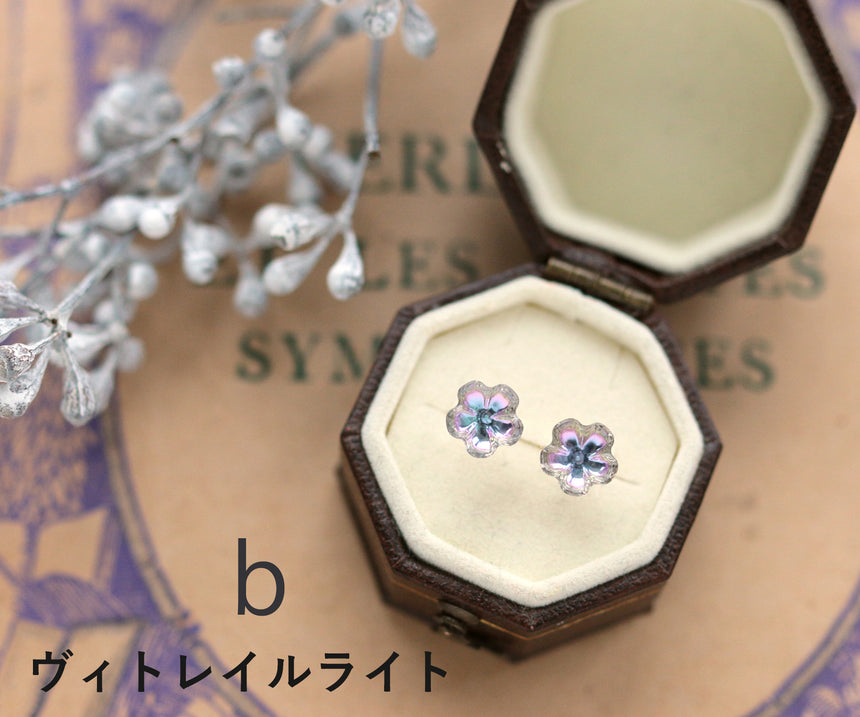 ヴィンテージ・スワロフスキーのお花ピアス/イヤリング