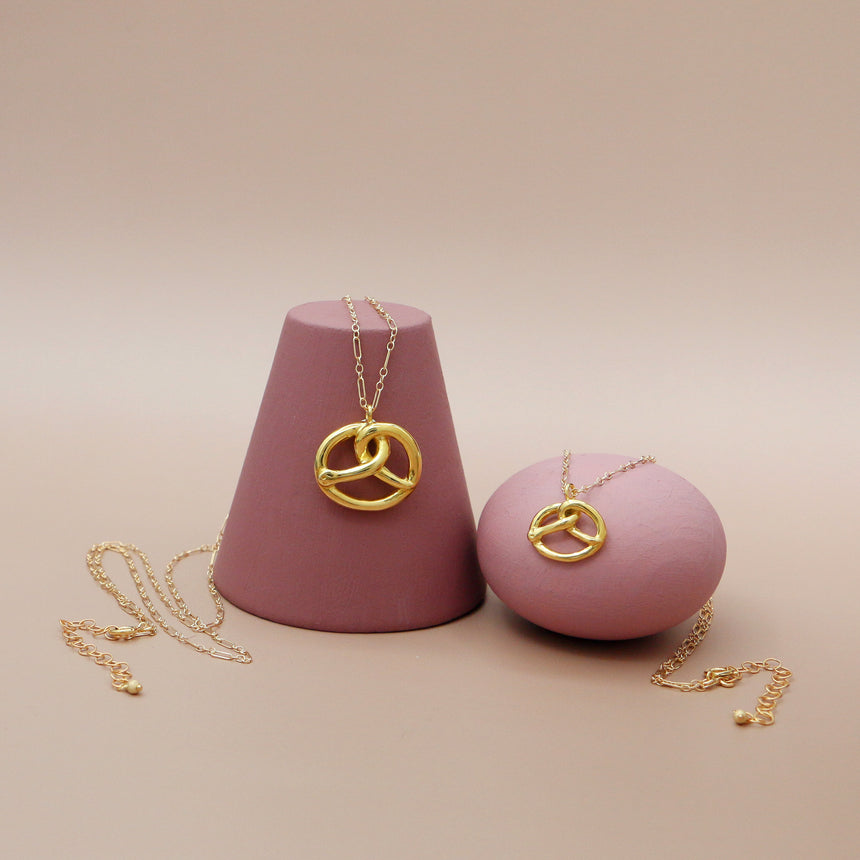 ヘビとプレッツェルのネックレス:ゴールド