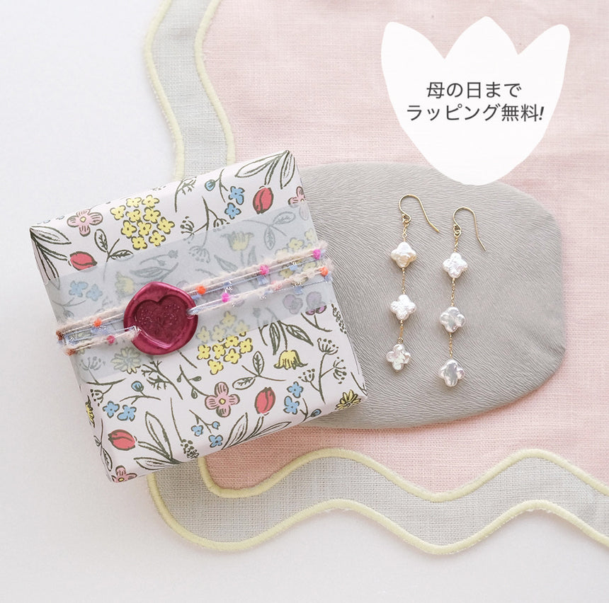 母の日限定・無料ラッピング：淡水パールのお花の3連ピアス／イヤリング